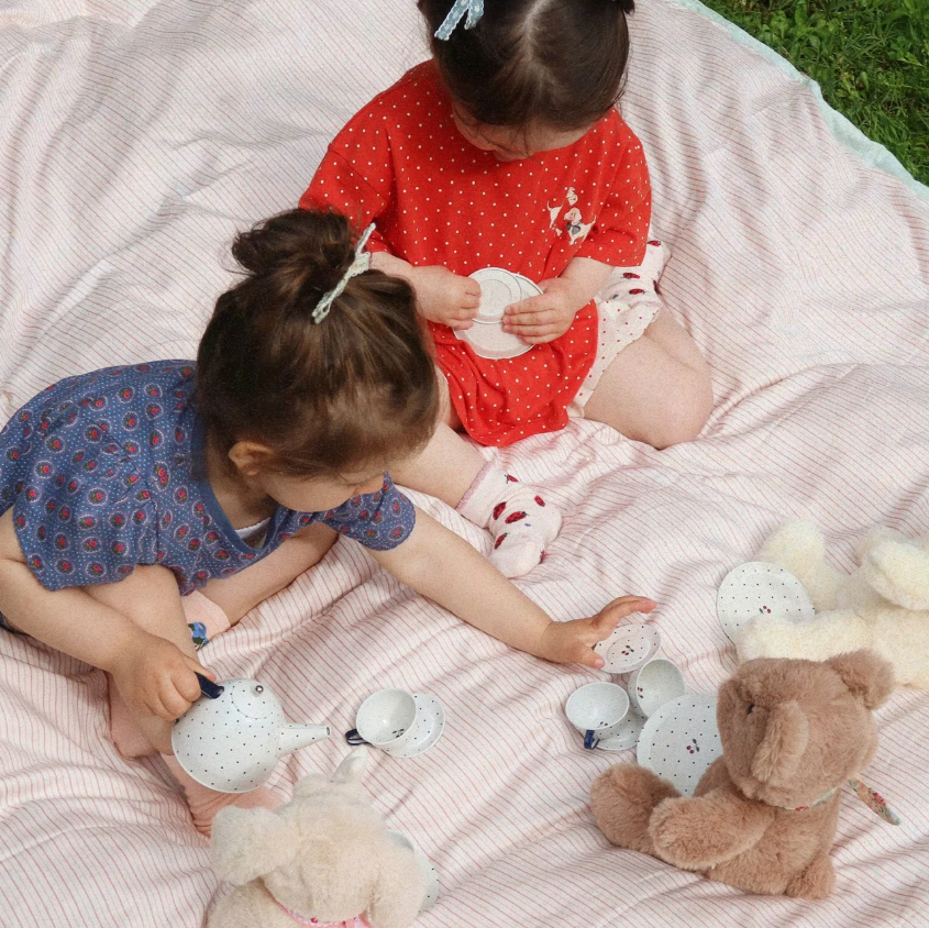 Tea Party, Blue Dot